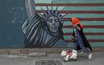 Grafiti udenfor på den tidligere amerikanske ambassade i Tehran, som i dag er omdannet til museum Vahid Salemi/AP