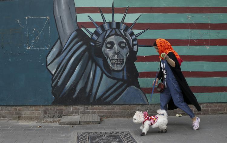 Grafiti udenfor på den tidligere amerikanske ambassade i Tehran, som i dag er omdannet til museum Vahid Salemi/AP