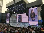 Lillian Rincon, der leder udviklingsarbejdet med Google Assistant, demonstrerer her, hvordan assistenten fremover bliver langt mere visuel, når den giver dig informationer. Sådan bliver det f.eks., når den lander på danske smartphones senere i år  Morten Bay