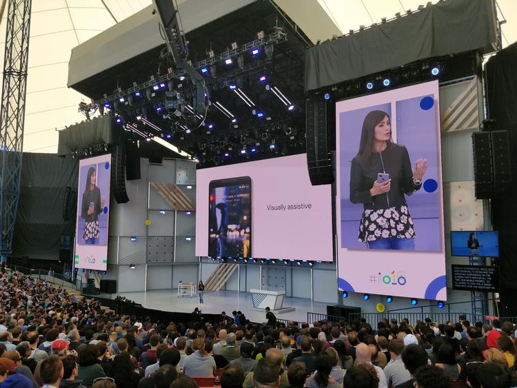 Lillian Rincon, der leder udviklingsarbejdet med Google Assistant, demonstrerer her, hvordan assistenten fremover bliver langt mere visuel, når den giver dig informationer. Sådan bliver det f.eks., når den lander på danske smartphones senere i år  Morten Bay