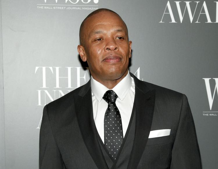 Rapperen og hiphop-produceren har arbejdet med bl.a. Eminem, 2pac, Snoop Dogg, 50 Cent og Kendrick Lamar, men det får ikke gynækologen Dr. Drai til at anerkende ham som en rigtig doktor. Andy Kropa/AP