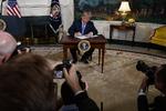Her underskriver præsident Donald Trump det dokument, der skal trække USA ud af atomaftalen med Iran. Evan Vucci/AP
