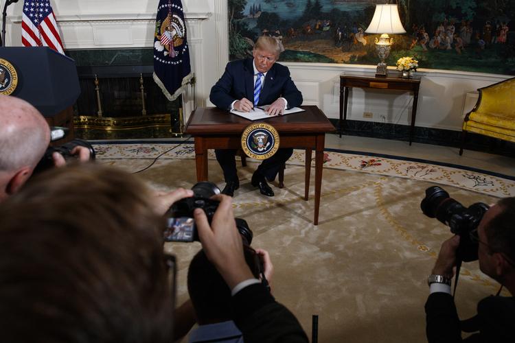 Her underskriver præsident Donald Trump det dokument, der skal trække USA ud af atomaftalen med Iran. Evan Vucci/AP