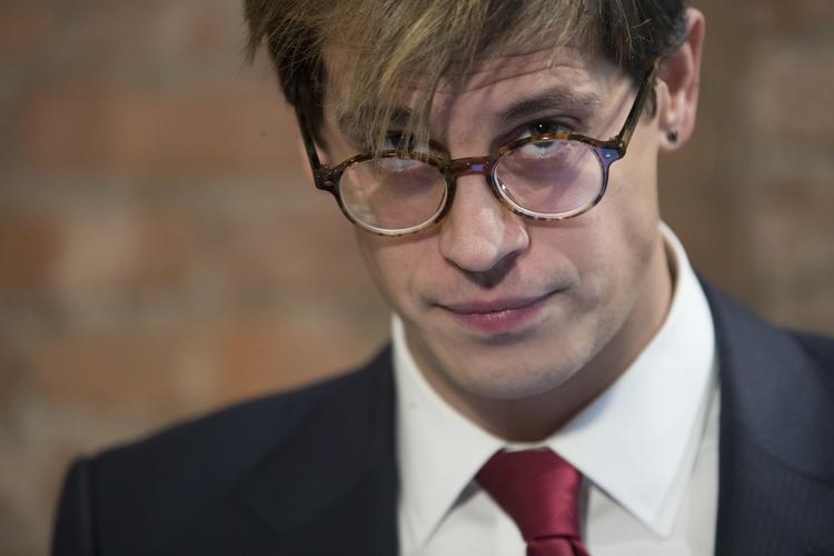 Milo Yiannopoulos havde en bogkontrakt, der blev annulleret efter voldsom kritik af forlaget for at ville udgive hans bog.  Mary Altaffer/AP