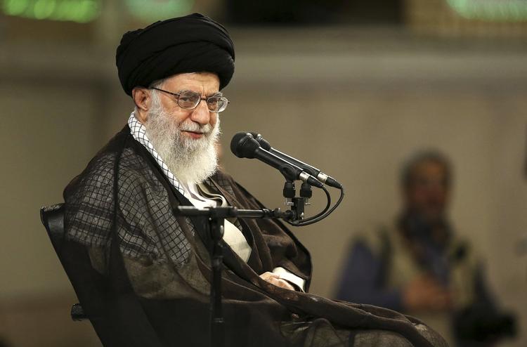Ayatolllah Ali Khamenei, irans øverste leder - har ikke sat sin egen prestige ind på atomaftalen med de faste medlemmer af FN's Sikkerhedsråd og Tyskland. Vil og tør han - og vil Trump -  gentage kunststykket med Kim Jong-un i Singapore? /AP