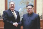 På billedet trykker den amerikanske udenrigsminister, Mike Pompeo, hånd med Kim Jong-Un i Pyongyang. Mødet fandt sted i påsken.  Ho/Ritzau Scanpix