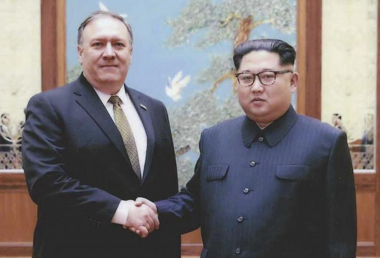 På billedet trykker den amerikanske udenrigsminister, Mike Pompeo, hånd med Kim Jong-Un i Pyongyang. Mødet fandt sted i påsken.  Ho/Ritzau Scanpix