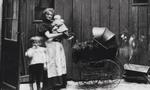 Traditionen om Mors dag stammer fra USA, men kom allerede til Danmark i 1929 og er gennem tiden blevet en dag, hvor moderen og hendes arbejde bliver hyldet.  Pr-foto