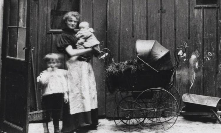 Traditionen om Mors dag stammer fra USA, men kom allerede til Danmark i 1929 og er gennem tiden blevet en dag, hvor moderen og hendes arbejde bliver hyldet.  Pr-foto