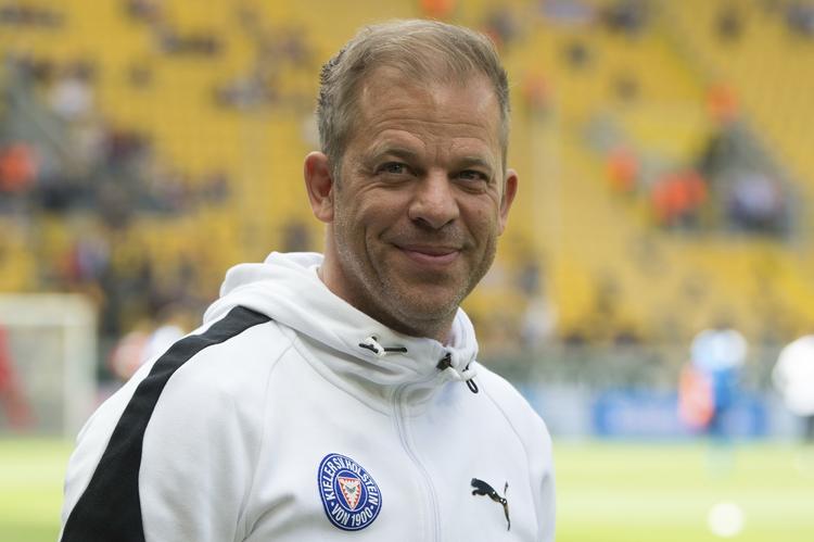 Selv om Holstein Kiel rykker op i Bundesligaen bliver holdets træner Markus Anfang i næstbedste række. Han har nemlig skrevet kontrakt med 1. FC Köln, der rykker ned i 2. Bundesliga. Sebastian Kahnert/AP