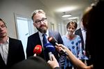 Transport-, bygnings- og boligminister Ole Birk Olesen udtaler sig til pressen sammen med Kaare Dybvad (A) og Kirsten Normann Andersen (F), da han holder doorstep I Transport-, Bygnings- og Boligministeriet om ghettoplanen.  