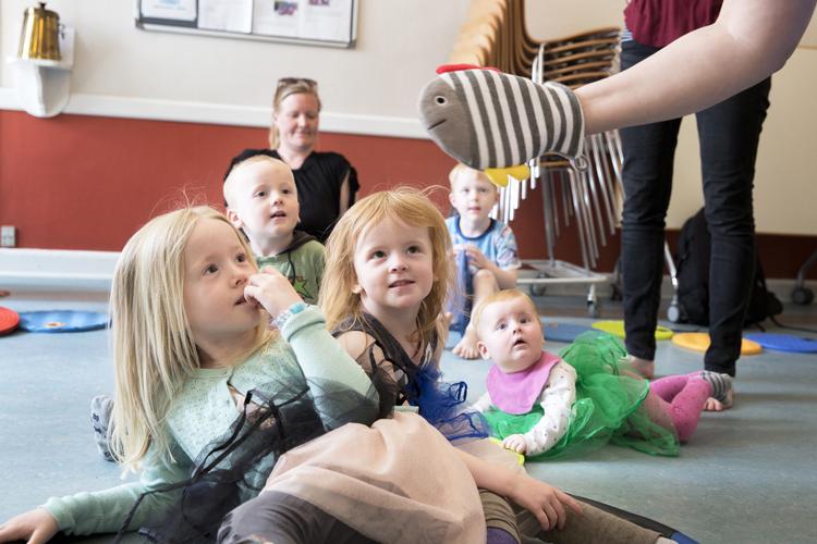 Folkekirken har stor succes med at finde målrettede tilbud. Her er det børn i Kingos Kirke på Nørrebro, der kommer med på fisketur på Genesaret sø. 
   Louise Herrche Serup/POLFOTO