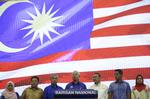 Den besejrede premierminister Najib Razak taler ved en pressekonference i Kuala Lumpur. Gårsdagens valg i Malaysia betød et farvel til landets regeringsparti efter 60 års styre.  Aaron Favila/AP