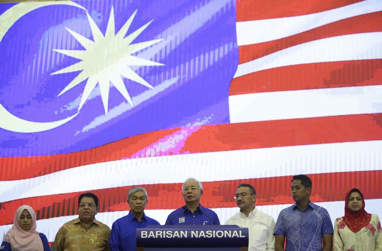 Den besejrede premierminister Najib Razak taler ved en pressekonference i Kuala Lumpur. Gårsdagens valg i Malaysia betød et farvel til landets regeringsparti efter 60 års styre.  Aaron Favila/AP