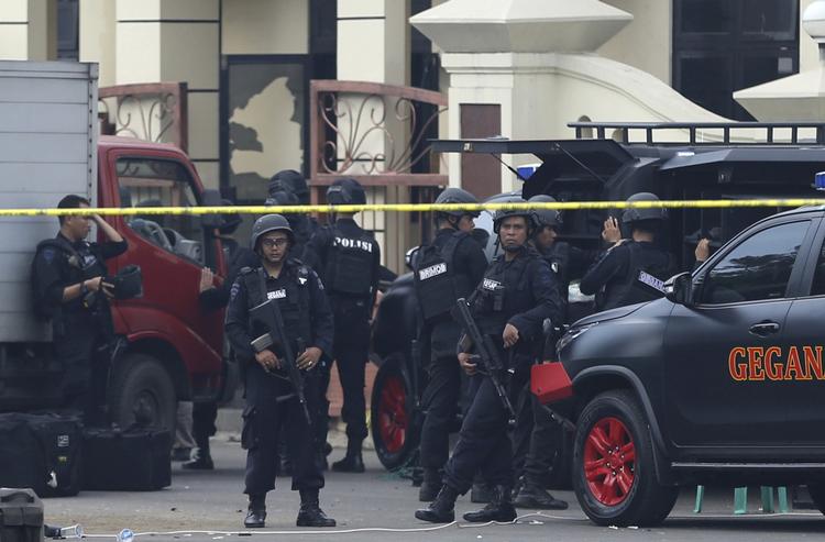 Politibetjente afventer uden for hovedkvarteret for elitepolitiet i Depok, Indonesien. Dita Alangkara/AP