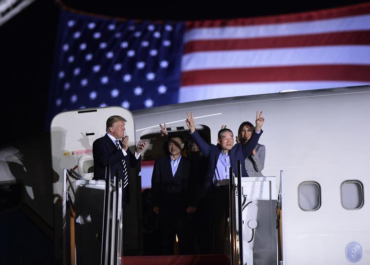 Donald Trump tog personligt imod de tre løsladte amerikanere. Susan Walsh/AP