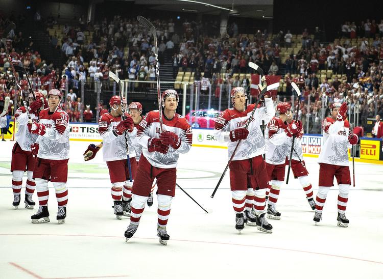 Det danske ishockeylandshold fik ikke lov at skøjte af isen lige efter sejren over Finland. De 10.800 tilskuere i Jyske Bank Boxen insisterede på at hylde deres helte. Henning Bagger/Ritzau Scanpix