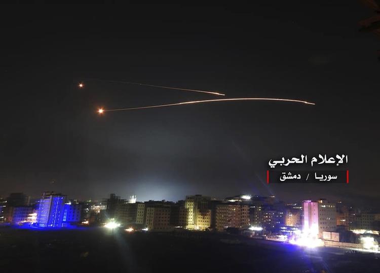 Raketter fra israelsk militær rammer de iranske militærbaser i Damaskus som respons på Irans angreb. Billedet stammer fra Syrian Central Military Media. Uncredited/AP
