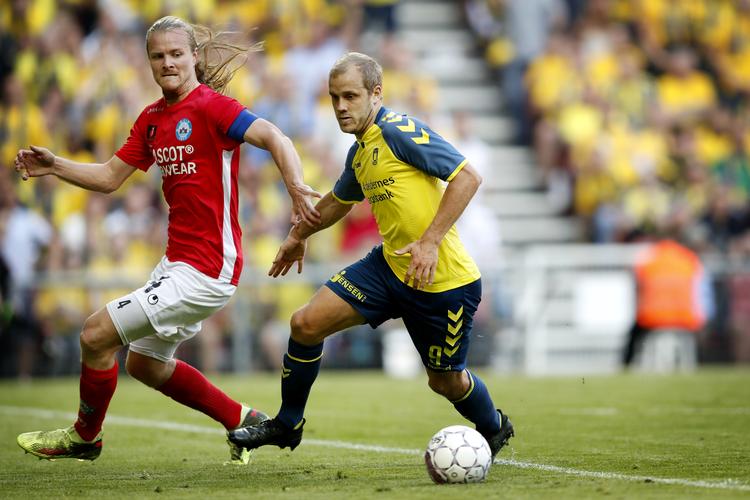 Silkeborg IFs Simon Jakobsen og Brøndbys Teemu Pukki.
   Jens Dresling/POLFOTO