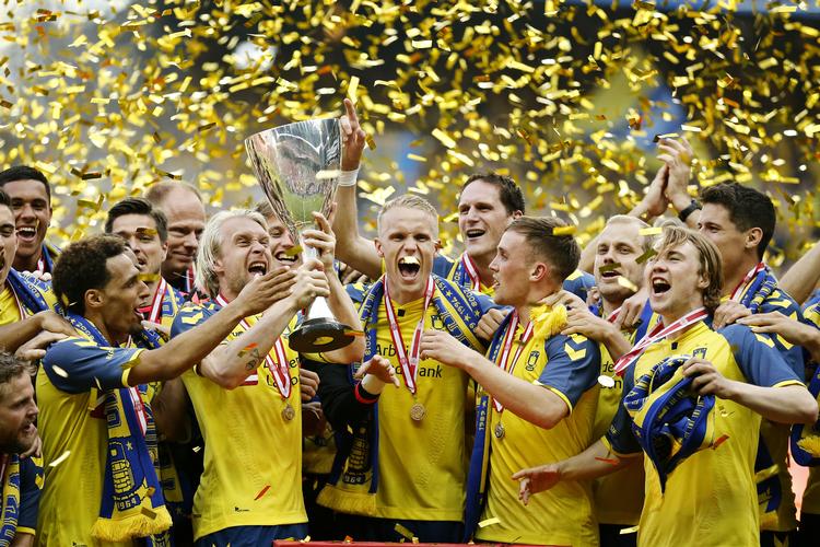 Brøndbys Johan Larsson med pokalen.
   Jens Dresling/POLFOTO