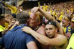 Brøndbys Cheftræner Alexander Zorniger og glade fans.
   Jens Dresling/POLFOTO