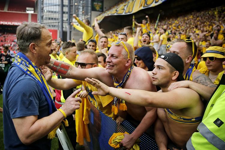 Brøndbys Cheftræner Alexander Zorniger og glade fans.
   Jens Dresling/POLFOTO