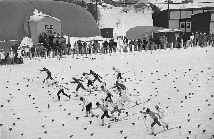  Deltagerne i 4x10 km langrend for herrer er sendt af sted. Situationen er fra februar 1972, da Sapporo var vært for vinter-OL. /AP