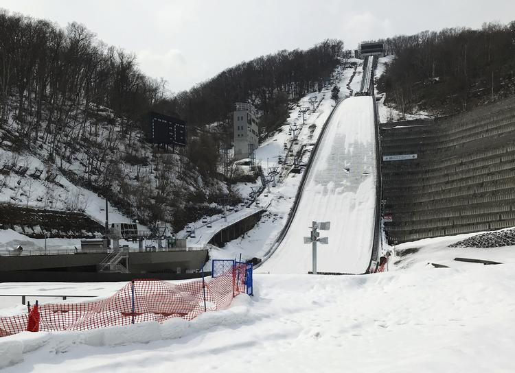 Bakken, der blev brugt til skihop ved legene i 1972, står stadig i Sapporo. Om den bliver brugt i olympisk sammenhæng igen på et tidspunkt, vil tiden vise.
   Ken Moritsugu/AP