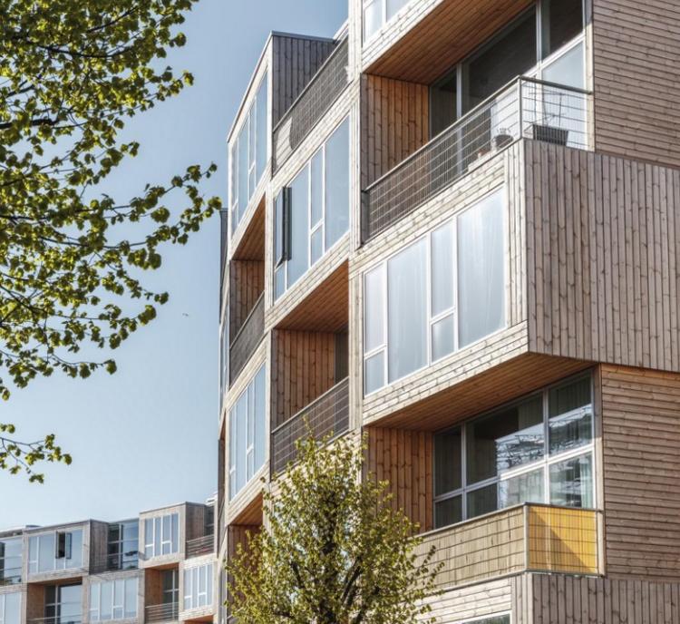 Politikens Karsten Ifversen gav fem hjerter til boligblokken og skrev blandt andet: »Huset er skubbet ind på midten og det modulfremhævende mønster i træbeklædningen fortsætter på husets gavle og bagside«.  Pr-foto: Rasmus Hjortshøj/ Coast Arc
