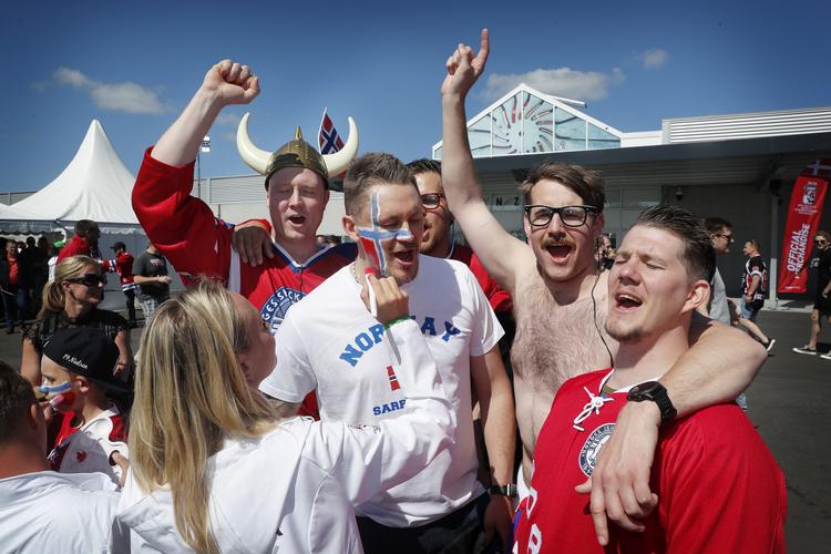 Stemning blandt de norske og danske tilhængere inden kampen mellem de to naboer. Jens Dresling/POLFOTO