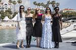 Skuespillerinderne Fan Bingbing, Marion Cotillard, Jessica Chastain, Penelope Cruz og Lupita Nyong'o poserer for fotograferne ved pressemødet for filmen '355'. Vianney Le Caer/AP