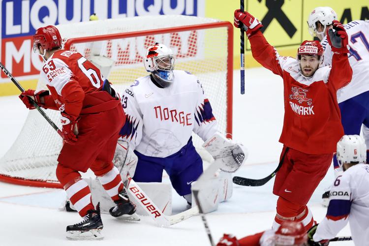 1-0-målet blev scoret af Nicklas Jensen, men det er Patrick Russell og Oliver Bjorkstrand, der jubler.
   Jens Dresling/POLFOTO