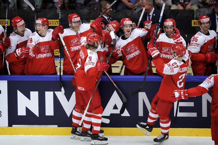 Nicklas Jensen har scoret til 2-0 og bliver væk i jublen omkring den danske bænk. Foto: Jens Dresling
   Jens Dresling/POLFOTO