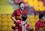 Mads Pedersen (der bliver løftet) scorede til 1-0, og Mathias Jensen (der løfter) scorede til 2-0. Liselotte Sabroe/Ritzau Scanpix