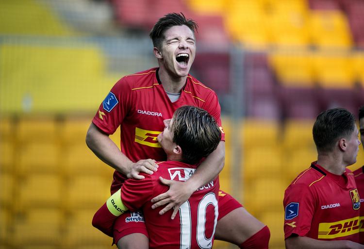 Mads Pedersen (der bliver løftet) scorede til 1-0, og Mathias Jensen (der løfter) scorede til 2-0. Liselotte Sabroe/Ritzau Scanpix
