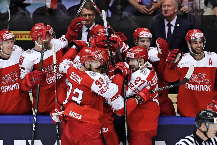 Et sted i klyngen står Nicklas Jensen efter at have scoret sit andet mål i kampen mod Norge. Danmark scorede alle sine tre mål i overtal. Jens Dresling/POLFOTO