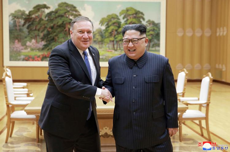 Den amerikanske udenrigsminister, Mike Pompeo, besøgte onsdag i denne uge den nordkoreanske leder, Kim Jong-un, i den nordkoreanske hovedstad Pyongyang. Selv om de forsøgte at opretholde en god stemning, står de stadig langt fra hinanden i spørgsmålet om atomnedrustning. /AP