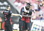 FC Midtjyllands Paul Onuachu lyønskes af anfører Jakob Poulsen (th.) og Marc Dal Hende efter scoringen til  2-0 i mandagens kamp mod FCN. Onuachu er et godt 'værktøj', som midtjyderne skal bruge til at besejre og komme på samme pointtal som Brøndby.
   Henning Bagger/Ritzau Scanpix