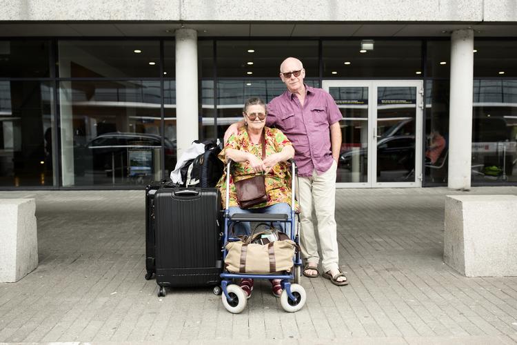 Ronald og Sanne Courchaine tænker til dagligt meget over klimaet og forsøger at leve så grønt som muligt. Men i dag går turen til Tenerife, og »der er altså for langt at gå«, som Ronald siger. Miriam Dalsgaard/POLFOTO