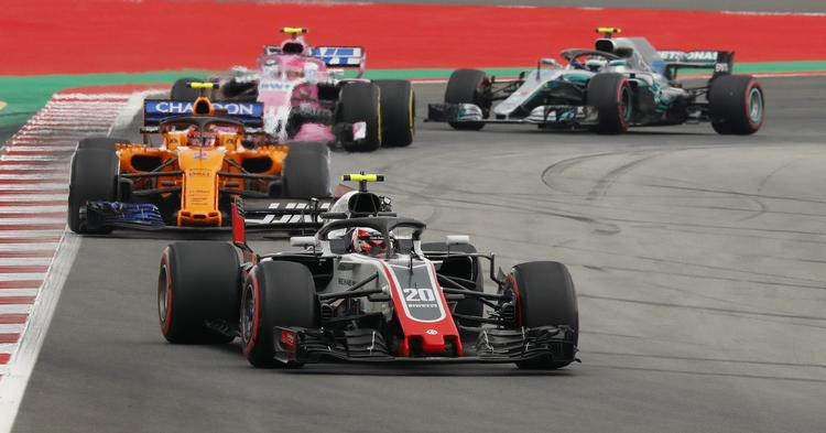 Her ses Kevin Magnussen i sin Haas-racer foran blandt andre McLarens Stoffel Vandoorne fra Belgien og Force India-kører Esteban Ocon fra Frankrig. 
 
   Manu Fernandez/AP