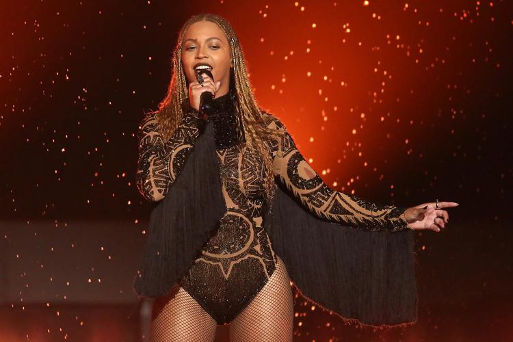 Streamingtjenesten Tidal som Beyonce sammen med sin mand Jay Z er medejeren af er under anklage for at manipulere med lyttertallene til fordel for Beyonce og Kanya West.
  Matt Sayles/AP