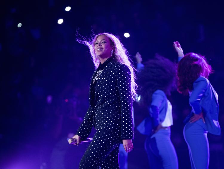 Den norskudviklede musiktjeneste, Tidal,  angiveligt har fusket med antallet af afspilninger af numre fra Beyoncé og Kanye West. Nu vil også den danske rettighedsorganisation, Koda, have sagen belyst.  Andrew Harnik/AP