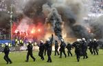 Politiet måtte på banen i Hamburg, da der udbrød ballade i slutningen af kampen mellem Hamburger SV og Borussia Mönchengladbach. 
 Michael Sohn/AP