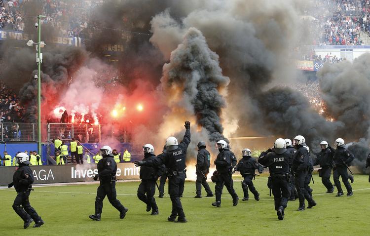 Politiet måtte på banen i Hamburg, da der udbrød ballade i slutningen af kampen mellem Hamburger SV og Borussia Mönchengladbach. 
 Michael Sohn/AP