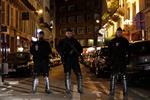 Politimænd holder vagt i Paris' centrum lørdag aften, hvor et angreb har fundet sted. Mindst én person er dræbt og flere er alvorligt såret. Thomas Samson/Ritzau Scanpix