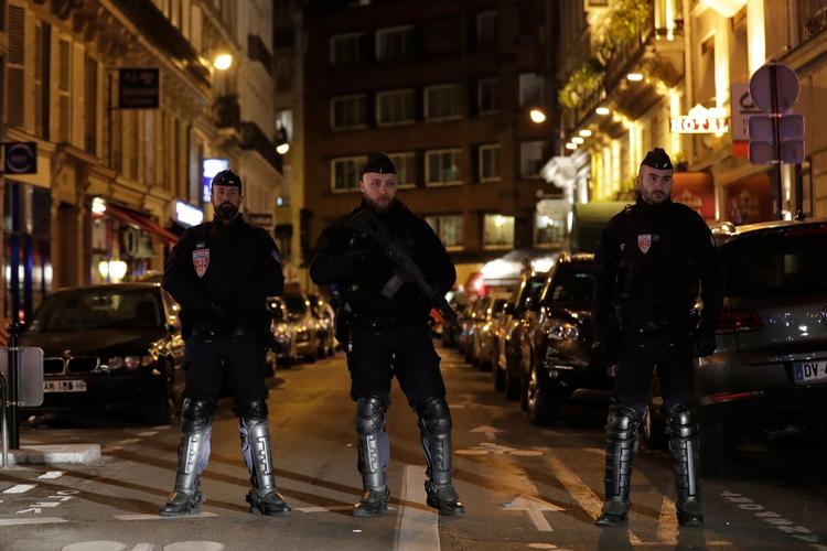 Politimænd holder vagt i Paris' centrum lørdag aften, hvor et angreb har fundet sted. Mindst én person er dræbt og flere er alvorligt såret. Thomas Samson/Ritzau Scanpix