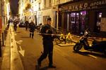 Fransk politi spærrede i nat straks det kvarter af i Paris, hvor knivangrebet fandt sted. Thibault Camus/AP