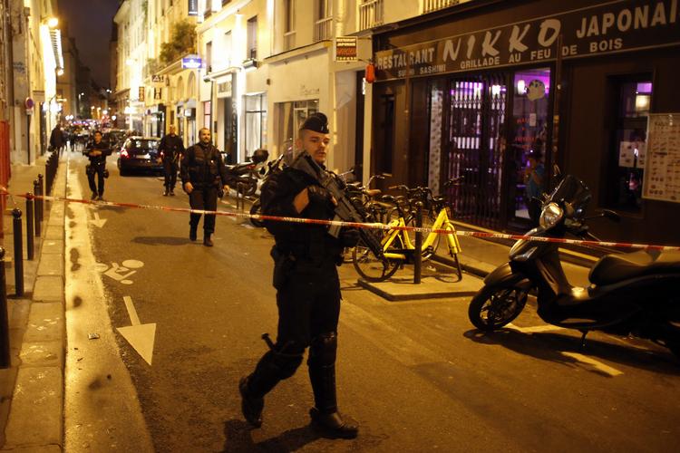 Fransk politi spærrede i nat straks det kvarter af i Paris, hvor knivangrebet fandt sted. Thibault Camus/AP
