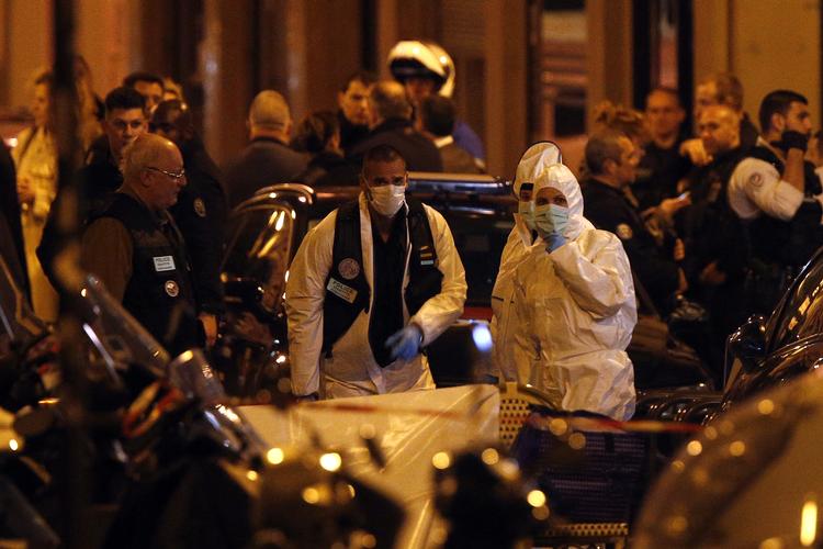 En 29-årig mand blev dræbt og fire såret, da en mand gik til angreb med en kniv i Paris i går.  Thibault Camus/AP