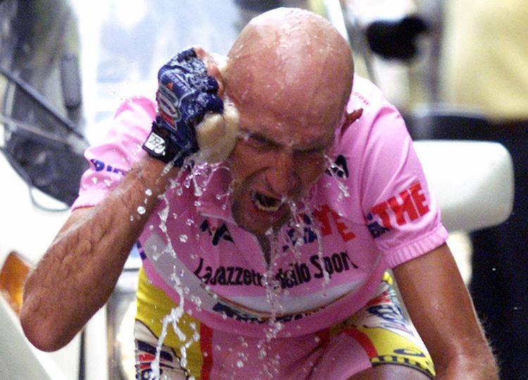 Marco Pantani i den lyserøde førertrøje under Giro d'Italia 1999, da han bl.a. vandt etapen til dagens etapemål Gran Sasso.
   Alex Trovati/AP